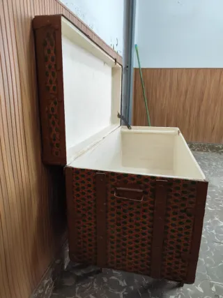 Due bauli antichi in legno e metallo