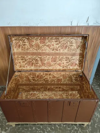 Due bauli antichi in legno e metallo