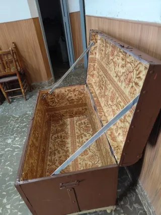 Due bauli antichi in legno e metallo