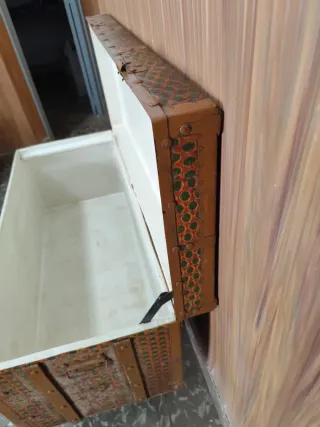 Due bauli antichi in legno e metallo