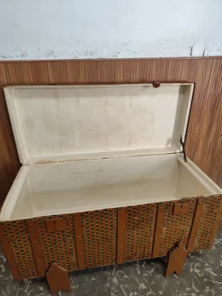 Due bauli antichi in legno e metallo