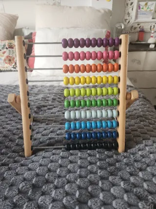 Ábaco de madera con cuentas de colores