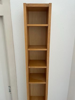 Estantería de madera estrecha