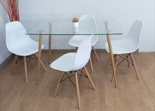Mesa Cristal y 4 Sillas Tower. ¡Cómoda Económica!