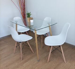 Mesa Cristal y 4 Sillas Tower. ¡Cómoda Económica!