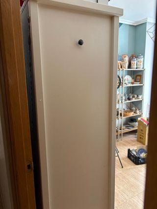 Armario blanco de madera