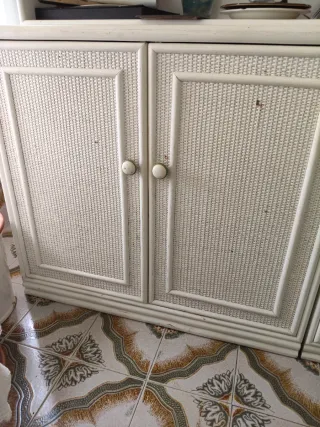 Mueble de mimbre blanco