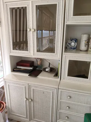 Mueble de mimbre blanco