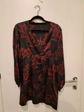 Camicia Zara nera con fiori rossi