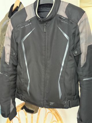 Chaqueta de moto negra y gris