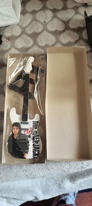 Guitarra escritorio Michael Jackson soporte