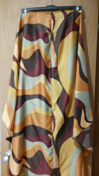 Casaca estampada y leggins negros