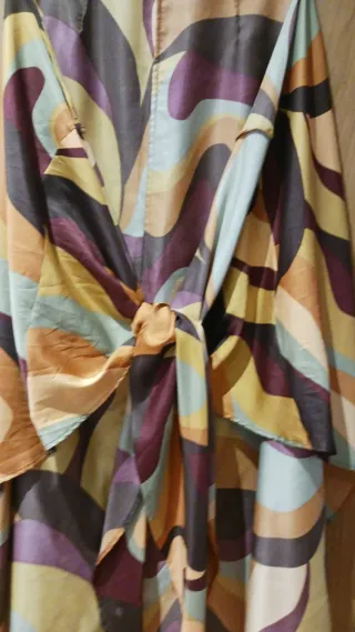 Casaca estampada y leggins negros