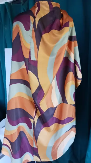 Casaca estampada y leggins negros