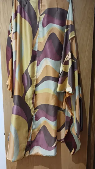 Casaca estampada y leggins negros