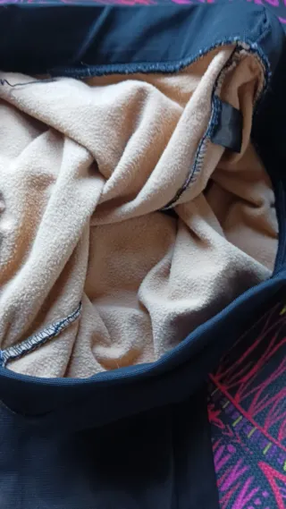 Casaca estampada y leggins negros