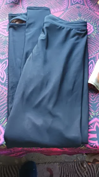 Casaca estampada y leggins negros