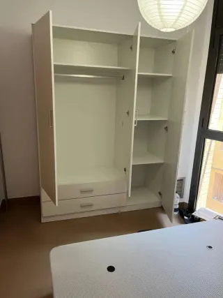 Armario de madera marrón