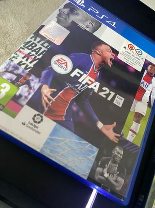 Console PS4 con 4 giochi, controller e cavi