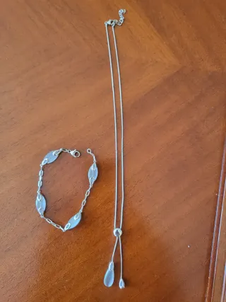 Pulsera plateada con piedras blancas