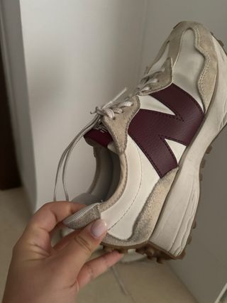 New Balance 327 Burdeos y Blanco