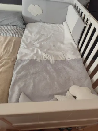 Cuna de bebé con diseño de osito y nubes