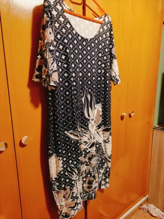 Precioso Vestido ALEKS floral negro y beige