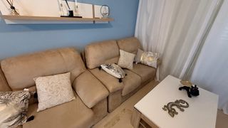 Conjunto de sofás beige de tela en buen estado