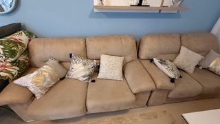 Conjunto de sofás beige de tela en buen estado