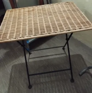 Mesita auxiliar plegable mimbre y metal