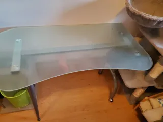 Escritorio de cristal y metal.