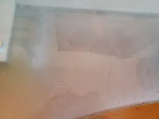 Escritorio de cristal y metal.