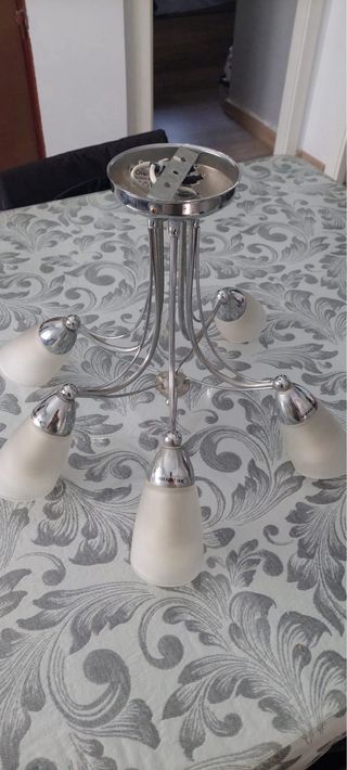 Lámpara de salón plateada y blanca