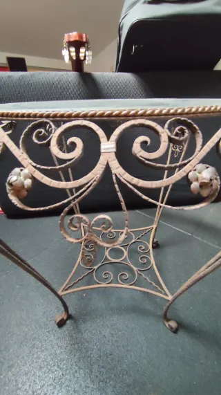 Mesa de metal com vidro trabalhada