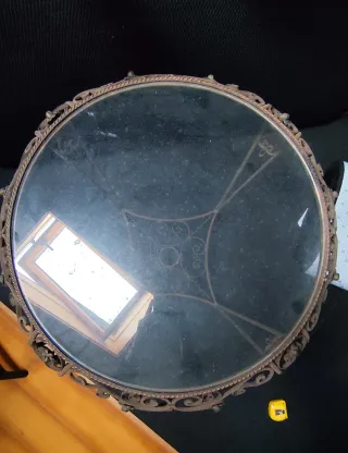 Mesa de metal com vidro trabalhada