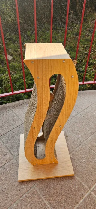 Tiragraffi per gatti in legno e carta