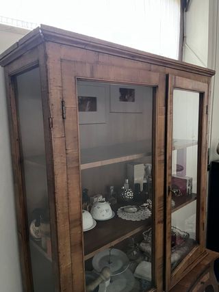 Vetrina/credenza in legno con alzata