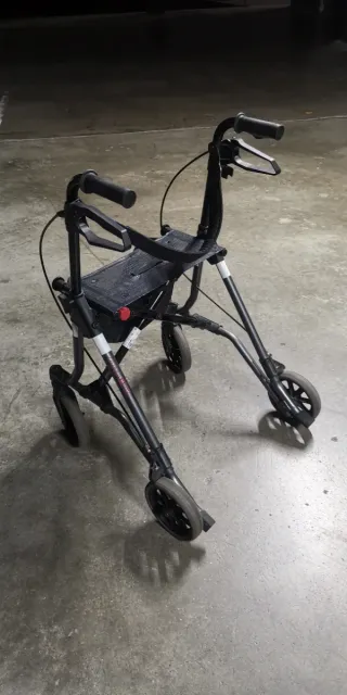 Andador 2 en 1 con asiento y cesta.