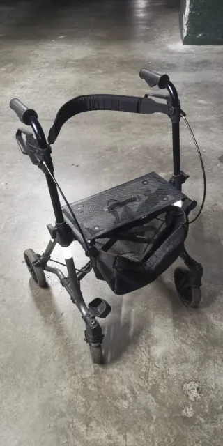 Andador 2 en 1 con asiento y cesta.