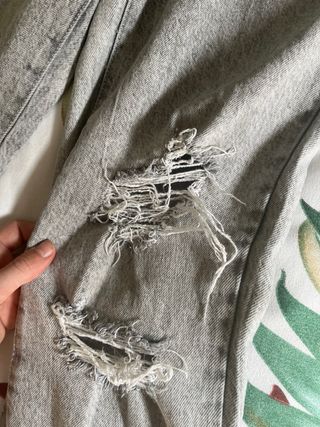 Pantalón vaquero gris oscuro desgastado