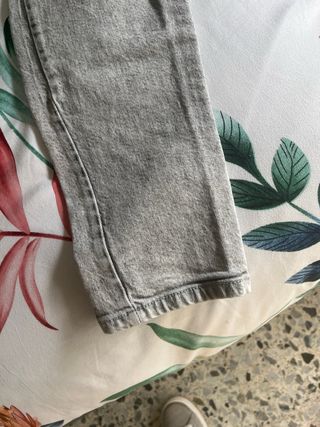 Pantalón vaquero gris oscuro desgastado
