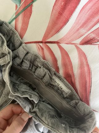 Pantalón vaquero gris oscuro desgastado