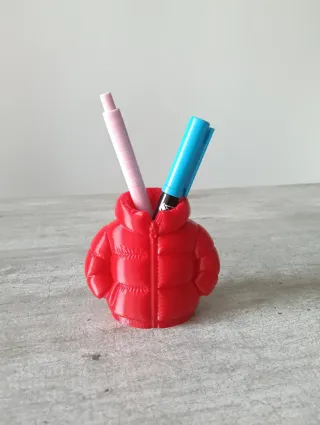 Portapenne rosso a forma di piumino