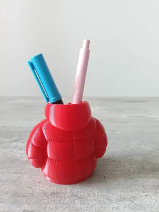 Portapenne rosso a forma di piumino