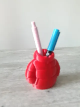 Portapenne rosso a forma di piumino