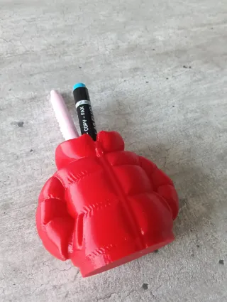 Portapenne rosso a forma di piumino