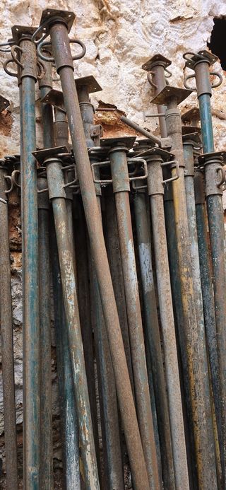 Puntales de obra metálicos