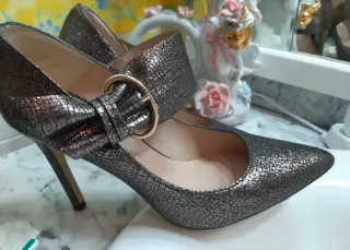 Zapatos de tacón dorados y plateados