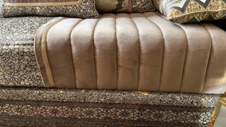 Sofás marroquíes tradicionales con mesa incluida.