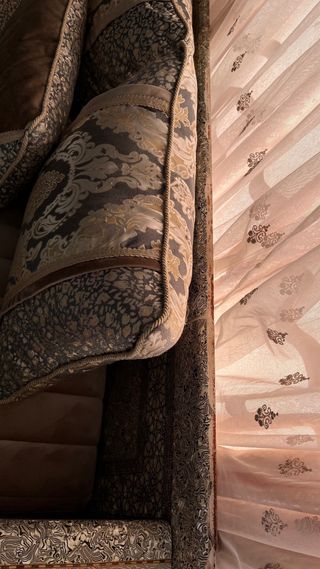 Sofás marroquíes tradicionales con mesa incluida.